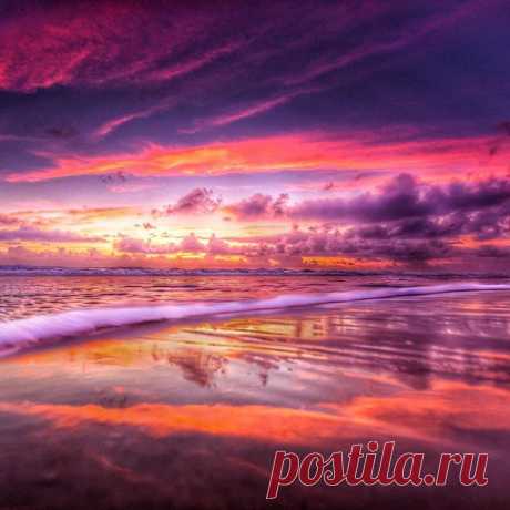 Beach vibes, oh and a reflection 😱#splendid_horizon #earth_shotz #planetawesome #jaw_dropping_shots #click_n_share #colors_of_day #sunrise_and_sunsets #ig_legit #igsunset #igworldclub #igersmood #splendid_beaches #ig_world_colors #ig_world_photo