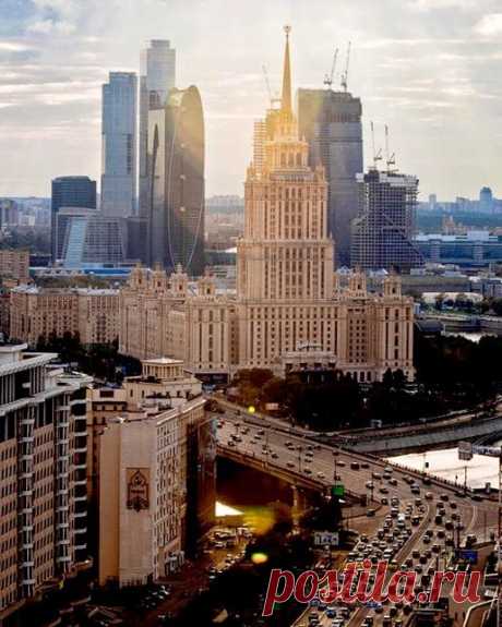 Juxtaposed buildings in Moscow, Russia.  |  Pinterest • Всемирный каталог идей