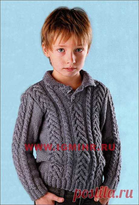 Серый пуловер-поло с рельефными узорами для мальчика 6-7 лет. Спицы