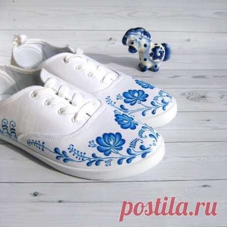 Очарование гжели на белых кедах
Гжель – исконно русская роспись, привлекающая внимание нежными оттенками синей лазури. Красиво, романтично и непременно оригинально, особенно если украсить такими узорами самые обычные женские кеды. Только посмотрите, какая чудесная авторская обувь получилась – и вы прямо сейчас можете заказать ее на портале M-Sweet! Обращайтесь, чтобы придать образу легкие черточки нежности, утонченности и изысканной простоты!