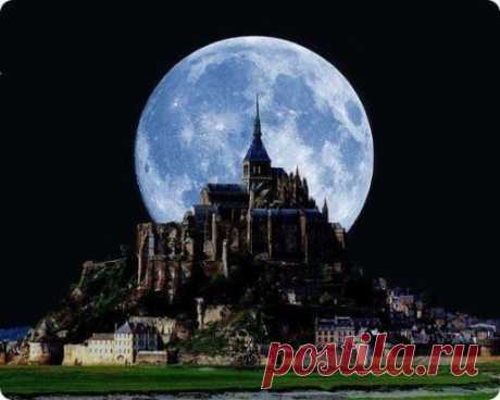 Полная луна за замком Мон-Сен-Мишель, Нормандия, Франция.