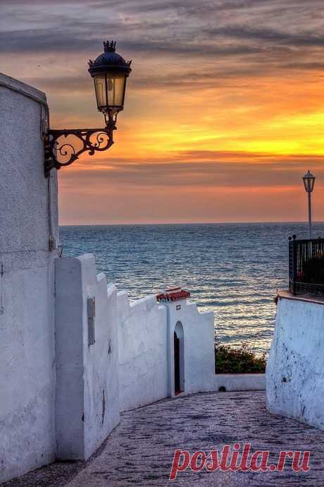 Walkway To The Sea, Malaga, Spain|Kathryn Jacobs приколол(а) это к доске i want to go to there