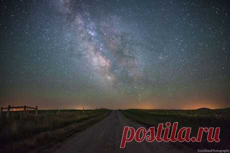 Проселочная дорога и Млечный путь в штате Вайоминг, фотография Эрика Хайнц - Путешествуем вместе