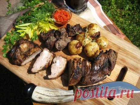 Мясо в смородине, картошка с чесноком и гриль-салат на углях.
