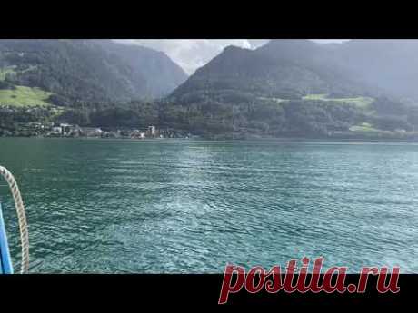 Плыву по озеру в Швейцарии.