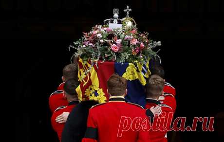 Королеву Великобритании похоронили в часовне Георга VI в Виндзоре. Останки ее супруга герцога Эдинбургского Филипа также перенесли в часовню из места временного захоронения