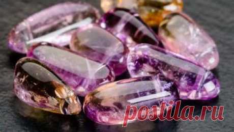 Аметрин камень, его свойства, знак зодиака, характеристики Аметрин — прозрачный камень аметистовой группы с включениями из золотистого цистина, окрас бывает 4 видов: фиолетовый, сиреневый, жёлто-персиковый, лиловый