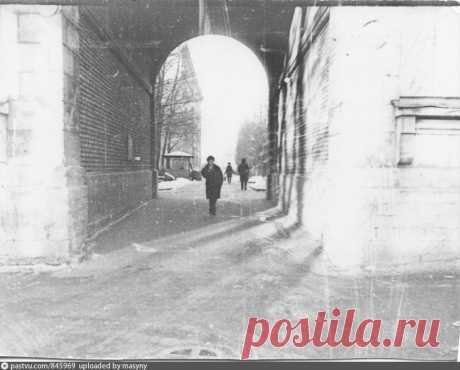 Вид со Слободской улицы во двор через арку дома 3 - Фотографии прошлого 1970 за аркой общ. Ленречпорта