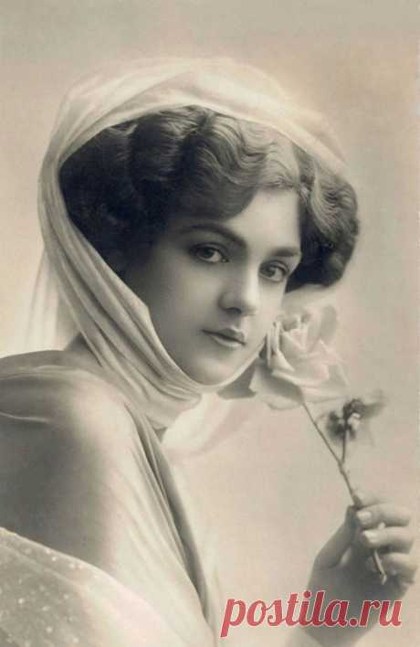 Красивые девушки мира на открытках 1900-х годов