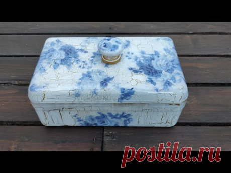 Caja de plástico decorada con decoupage inverso y craquelado