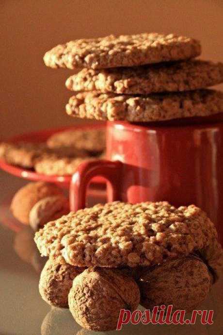 Oatmeal cookies 
Oatmeal cookies are very tasty and it's easy to make.  It's a perfect dessert with tea, coffee, hot chocolate or milk.