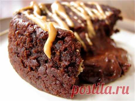 Легкий и воздушный шоколадный кекс с миндальным молоком,шоколадной начинкой, украшенный арахисовым маслом.