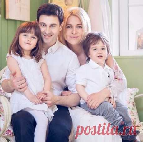 Антон Макарский с семьёй. Красивая семья, правда?