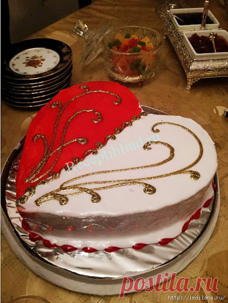 Красивый праздничный торт в форме сердца.