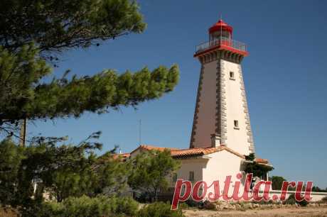 Panoramio - Photo of Le Phare de la falaise à Leucate