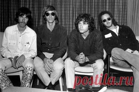 The Doors продали часть прав на музыку группы. Гитарист The Doors Робби Кригер и родственники клавишника Рэя Манзарека продали часть прав на музыку и бренд группы компании Primary Wave Music. Уточняется, что сделка не затрагивает права, принадлежащие барабанщику Джону Денсмору и представителям вокалиста Джима Моррисона.