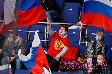 Фаната заставили снять футболку с надписью «Россия» на чемпионате мира по хоккею. Организаторы чемпионата мира по хоккею заставили фаната снять футболку с надписью «Россия». Инцидент произошел 18 мая во время матча между сборными Венгрии и Швеции (1:7). По словам менеджера по безопасности Вилле Кетонена, на одном из зрителей была футболка, похожая на те, что носят венгерские фанаты.