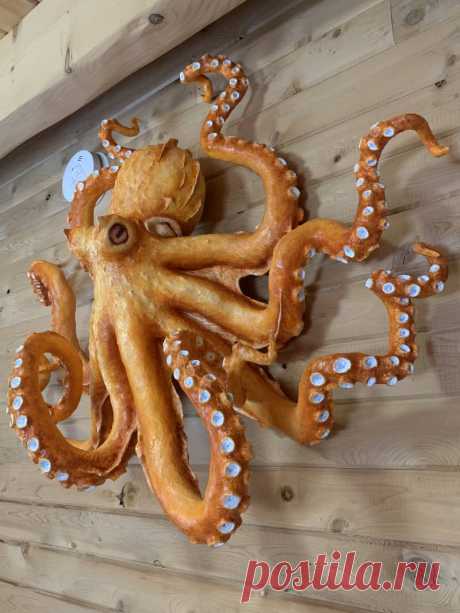 Осьминог из бумаги маше - Paper Mache Octopus | Ultimate Paper Mache - Осьминоги - удивительные животные. У них три сердца и мозг в форме пончика. Их кровь основана на меди (а не на основе железа), что делает ее синей. Они могут мгновенно изменить цвет и форму своей кожи. Осьминог может протиснуться вниз, чтобы пройти через отверстие размером с его глаз, которое является единственной негибкой частью его тела.