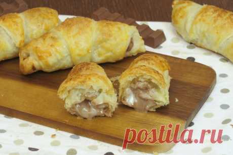 Facili, veloci e golosi: il dolce che farà impazzire ogni bambino! GLI INGREDIENTI
1 rotolo di pasta sfoglia
8 barrette di cioccolato
zucchero di canna
1 tuorlo sbattuto

LA PREPARAZIONE
Dividete il rotolo di pasta sfoglia in 8 triangoli, e ponete sull'estremità una barretta di cioccolato, poi arrotolate formando dei cornetti. Spennellate la superficie con un tuorlo sbattuto, e lo zucchero di canna e poi infornate per 20 minuti a 200°.