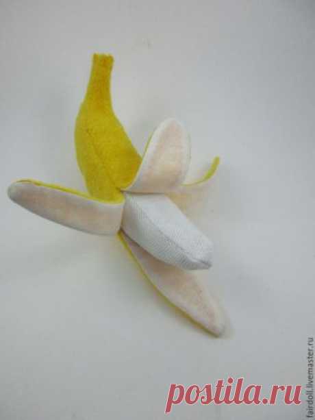 Шьем сами игрушку «Спелый банан» Хочу поделиться с вами небольшим опытом шитья спелого банана. Все началось с того, что для маленького сельского детского сада я решила изготовить фрукты и овощи (натуральной величины) — для игр и развивающих занятий.