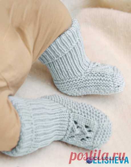 Высокие носки с ажурной вставкой для малыша от Drops Design, вязаные спицами