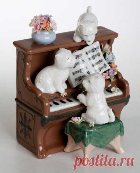 Фарфоровая музыкальная статуэтка&quot;Щенки на рояле &quot; из раздела Статуэтки из керамики