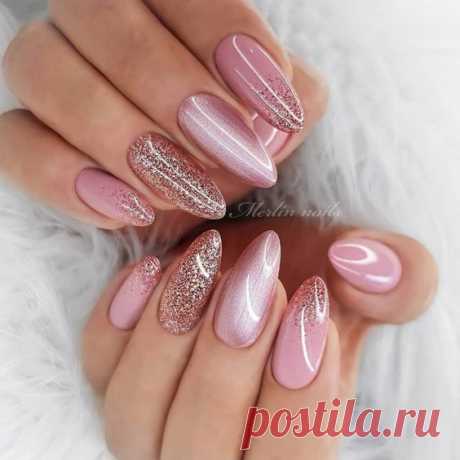 Розовый дизайн ногтей с растяжкой блестками