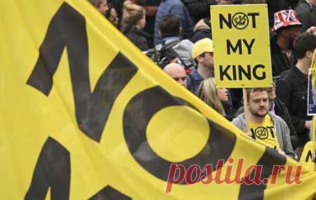 Противники британской монархии провели акцию протеста в Букингемском дворце. Активисты в черных футболках с крупными желтыми буквами выстроились в ряд в парадном зале дворца, образовав надпись Not My King, пишет The Daily Telegraph