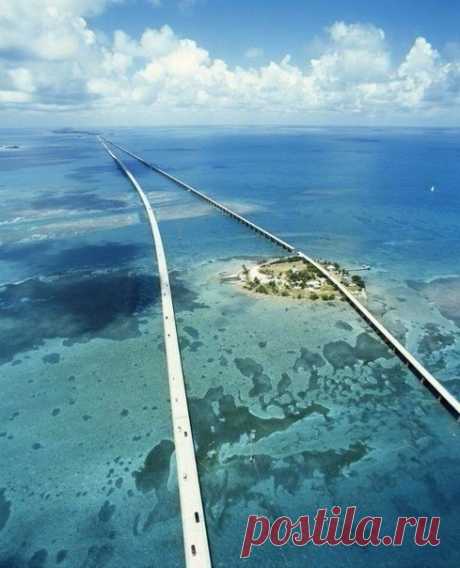 Семь Миль — один из самых красивых мостов на планете. Его длина составляет 11 километров. Флорида, США