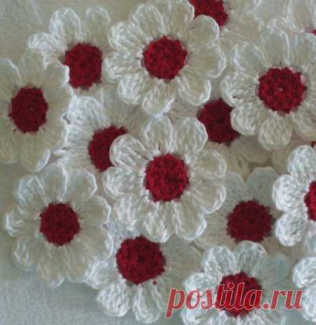 Red and White Crochet Daisies, 16 Small Handmade Appliques, Craft Sup…