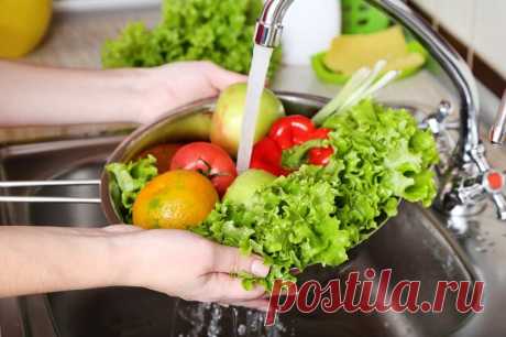 Пестициды на овощах и фруктах: 2 простых способа избавиться от них. Убрать пестициды просто помыв овощи под холодной водой не получится.