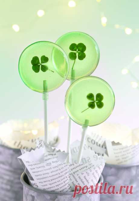 Lucky Four Leaf Clover Lollipops | Sprinkle Bakes