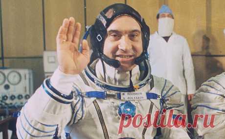 Умер рекордсмен по длительности полета в космос Валерий Поляков. Поляков занимался медицинскими исследованиями в космосе. Он пробыл вне Земли 437 суток в течение одного полета, что стало мировым рекордом