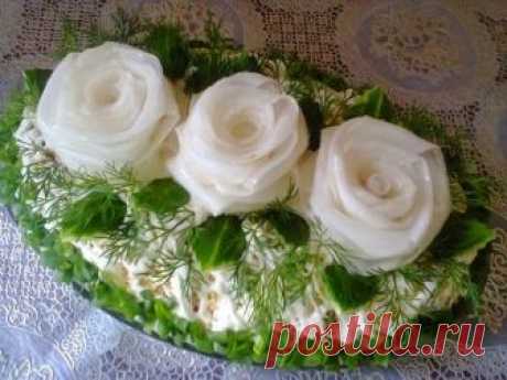 Не избитый и очень вкусный салат «Три белых розы» с черносливом и курочкой