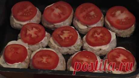 Котлеты в духовке с помидорами и сыром