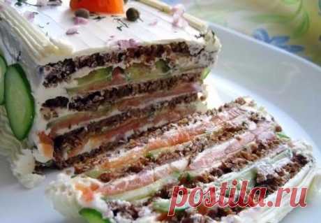 Бутербродный торт с копченым лососем и мягким сыром / Свежие рецепты