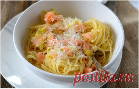 Спагетти с семгой и луком-порей.