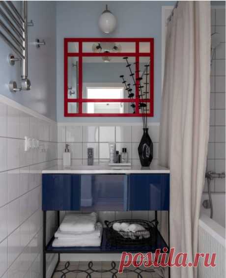 Маленькая главная ванная комната в современном стиле с плоскими фасадами, синими фасадами, ванной в нише, душем над ванной