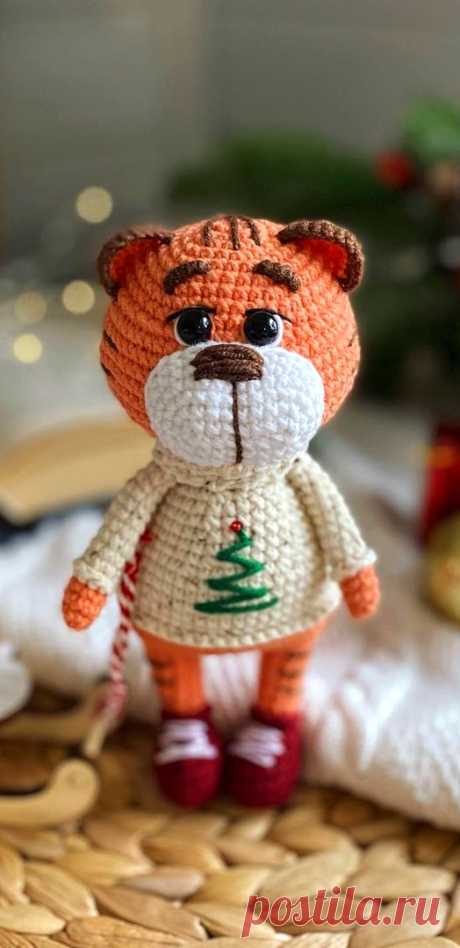 PDF Тигрёнок крючком. FREE crochet pattern; Аmigurumi animal patterns. Амигуруми схемы и описания на русском. Вязаные игрушки и поделки своими руками #amimore - тигр в новогоднем свитере, тигрёнок из обычной пряжи, котик, кот, кошечка, кошка, котенок.