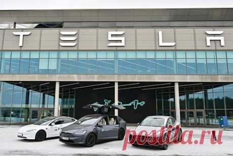Раскрыты сроки выпуска дешевого электрокара Tesla. Американская компания Tesla запланировала выпуск нового недорогого электрокара. Модель фигурирует в отчете под названием Redwood, двое из четырех источников описали ее как компактный кроссовер. Инсайдеры также раскрыли сроки выпуска автомобиля — его должны представить в середине 2025 года.