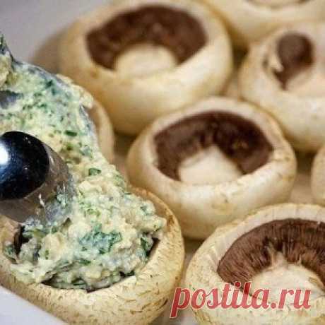 Шампиньоны, фаршированные курицей и сыром