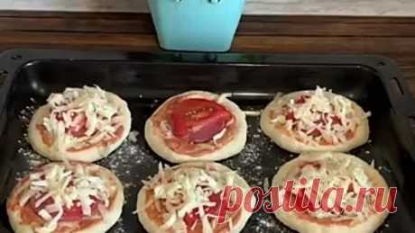 Мини-пиццы (ингредиенты в описании видео)
