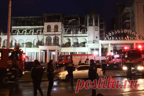 В центре Тбилиси загорелся отель «Амбассадор». В Тбилиси загорелась гостиница «Амбассадор» на улице Шавтели.