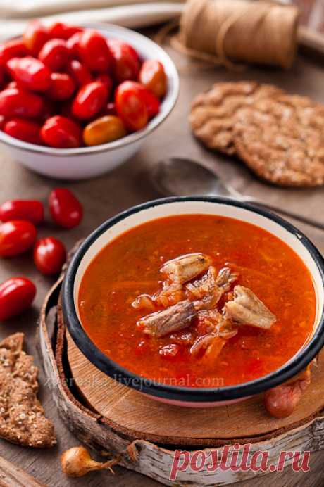 Пряный суп с копченой рыбой и помидорами