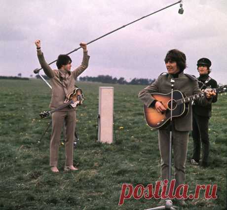 1965. The Beatles during the filming of Help! - p3084 | PastYears.info