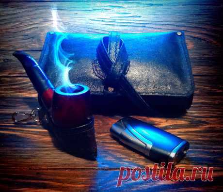 Кисет-сумка на две трубки 
Tobacco Pipe Bag
Идеальный подарок для любителей курить трубки
Кисет-сумка служит не только для удобства, но и для защиты трубок, в ней вы её не поцарапаете и не сломаете . Также курение трубки не обходится без аксессуаров: ершей, фильтров, тампера, которые нужно где-то хранить. Карман для хранения табака