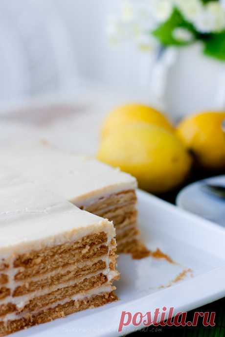 Суперлегкий лимонный торт без выпечки 
Суперлегкий, не в смысле калорий, а в смысле приготовления.
 Вариантов как всегда, очень много.
 Для этого тортика понадобится всего четыре ингредиента: лимон, печенье, сгущеное и концентрированное (…