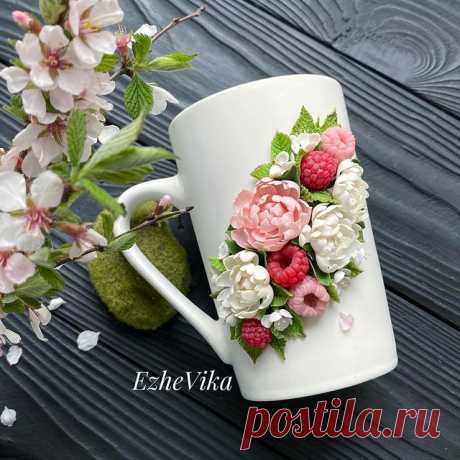 Photo by Посуда с декором ручной работы on May 05, 2021. May be an image of 1 person, cake, prairie gentian, rose and text that says 'EzheVika Ezhe'.