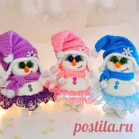 PDF Снеговушка крючком. FREE crochet pattern; Аmigurumi toy patterns. Амигуруми схемы и описания на русском. Вязаные игрушки и поделки своими руками #amimore - снеговик к Новому году, снеговичок в колпачке и шарфике.