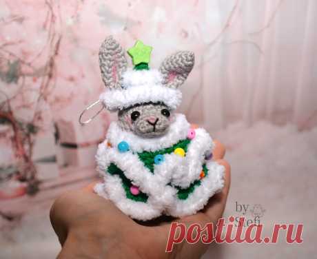 PDF Кролик в костюме ёлочки крючком. FREE crochet pattern; Аmigurumi animal patterns. Амигуруми схемы и описания на русском. Вязаные игрушки и поделки своими руками #amimore - маленький кролик в новогоднем наряде, заяц к Новому году, украшение в виде зайчика, зайчонок, зайка, крольчонок, ёлочная игрушка крючком.